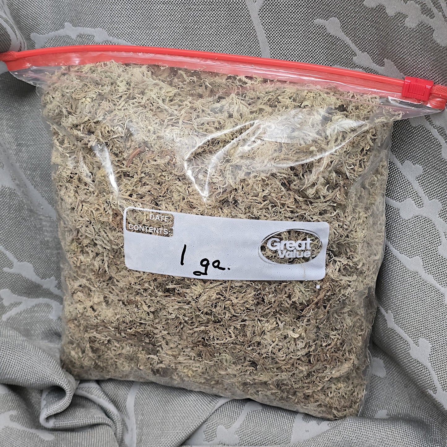 One gallon bag of premium pure dried sphagnum moss substrate.